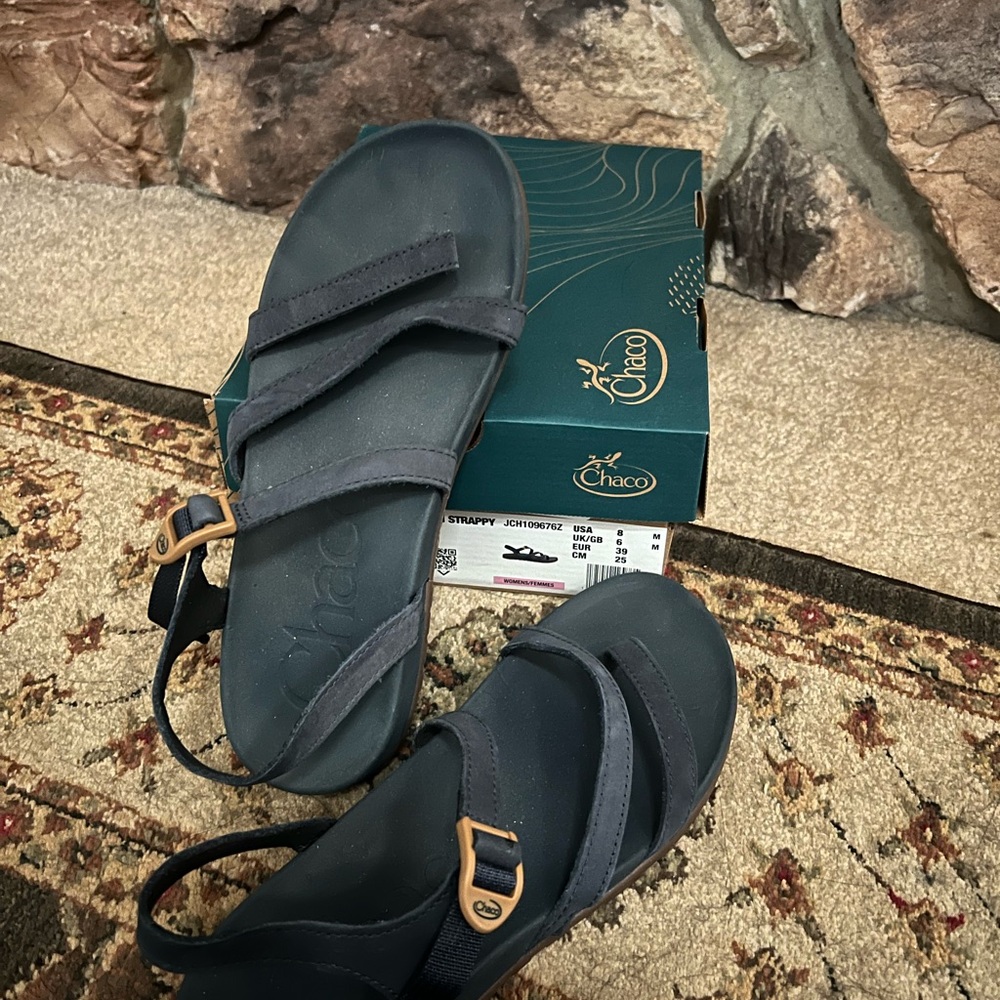 Chaco women’s Lowdown Strappy Sandal Navy size us 8 eu39 never worn.